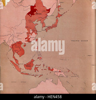 Atlas-Seite mit japanischen Schlachtfronten am Ende des Zweiten Weltkriegs, 15. August 1945, einschließlich Truppenpositionen, besetzten Gebieten, und wichtige geografische Standorte im asiatisch-pazifischen Theater. Stockfoto