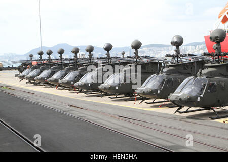 Die OH - 58D Kiowa Warrior-Hubschrauber sind am Pier 8, Busan, Okt. 10 inszeniert. Die 380 Soldaten aus der 4. Geschwader, 6. Kavallerie-Regiment und 30 KW OH - 58D Hubschrauber werden die 2. Combat Aviation Brigade bereitgestellt. Erste Rotations ARS kommt in Südkorea 131010-A-SC579-002 Stockfoto