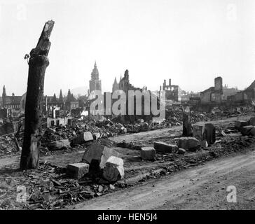 Heilbronn in einem Panorama.  Es war eines der drei oder vier am meisten zerstörten Städte in ganz Europa. Deutschland, ca.  April 1945.  Harold W. Clover.  (National Archives Geschenk Sammlung) Genaues Datum erschossen unbekannte NARA Datei #: 200-HC-79 Krieg & Konflikt buchen #: 1330 Heilbronn ca. April 1945 Stockfoto