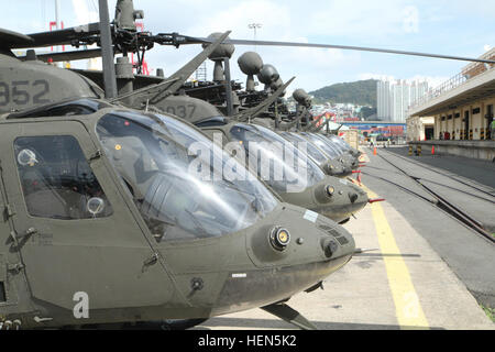 Die OH - 58D Kiowa Warrior-Hubschrauber sind am Pier 8, Busan, Okt. 10 inszeniert. Die 380 Soldaten aus der 4. Geschwader, 6. Kavallerie-Regiment und 30 KW OH - 58D Hubschrauber werden die 2. Combat Aviation Brigade bereitgestellt. Erste Rotations ARS kommt in Südkorea 131010-A-SC579-003 Stockfoto