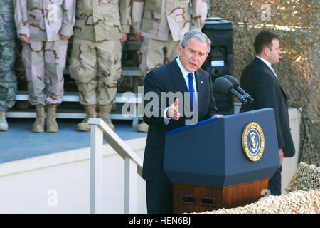 US-Präsident George Bush befasst sich Tausende von Soldaten, Matrosen, Marines, Flieger und Coastguardsmen im Camp Arifjan, Kuwait, Jan. 12. Bush dankte der Service-Mitglieder, Dritte Armee (vorwärts), zugewiesen für ihre harte Arbeit, die Unterstützung der Operation Iraqi Freedom. Bush ist zu Besuch im Nahen Osten Friedensinitiativen in der Region zu fördern, und wird weiter nach Bahrain, den Vereinigten Arabischen Emiraten, Saudi Arabien und Ägypten vor der Heimreise. Bush besucht Truppen in Kuwait 72389 Stockfoto