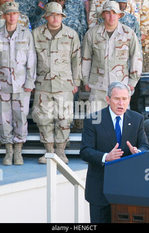 US-Präsident George Bush befasst sich Tausende von Soldaten, Matrosen, Marines, Flieger und Coastguardsmen im Camp Arifjan, Kuwait, Jan. 12. Bush dankte der Service-Mitglieder, Dritte Armee (vorwärts), zugewiesen für ihre harte Arbeit, die Unterstützung der Operation Iraqi Freedom. Bush ist zu Besuch im Nahen Osten Friedensinitiativen in der Region zu fördern, und wird weiter nach Bahrain, den Vereinigten Arabischen Emiraten, Saudi Arabien und Ägypten vor der Heimreise. Bush besucht Truppen in Kuwait 72392 Stockfoto