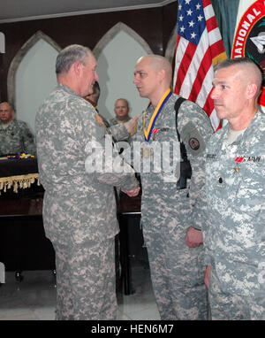 In einer Feierstunde im Al-Faw-Palast, Camp Victory, Irak, am 14. Jan., Generalmajor James E. Simmons, Multi-National Corps-Irak, stellvertretender Kommandierender general für Unterstützung präsentiert Major Allen G. Hahn, Multi-National Corps-Irak, C3 Aviation Operations Officer, mit der Order of St. Michael Medallion (Bronze). Die Award-Geschichte besagt, dass St. Michael in biblischen Schriften als ein Erzengel genannt wird, die Löhne der Krieg gegen das Böse. Er ist bekannt als himmlische Traumprinz oder Champion, speziell zu bewachen und zu verteidigen, andere in Rechnung gestellt. Das legendäre Bild von St. Michael den Drachen zu besiegen ist ein Beispiel für die Wuffies Stockfoto