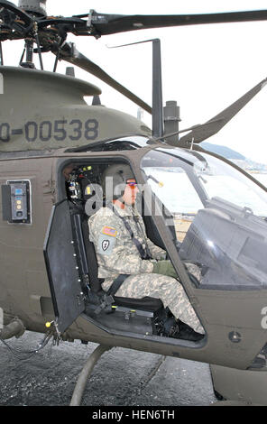 Chief Warrant Officer 3 Brian S. Brummell, 4. Geschwader, 6. Kavallerie-Regiment, Delta Truppe, Wartung zuständigen Offizier, führt vollständige Vorfeld für den OH-58 Kiowa Warrior Hubschrauber bevor es fährt für Camp Humphreys Okt. 10 am Pier 8, Busan. Erste Rotations ARS kommt in Südkorea 131010-A-SC579-005 Stockfoto