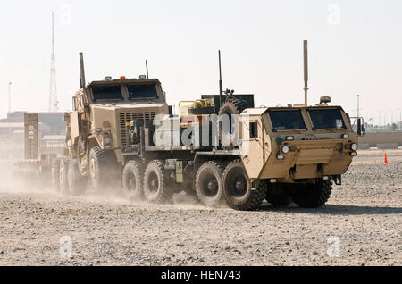 Eine schwere erweitert Mobilität taktischer LKW Wrecker schleppt ein Heavy Equipment Transporter und Anhänger während einer Übung im Camp Arifjan, Kuwait. Die Lastwagen und die Soldaten, die sie fahren machen häufige Reisen in den Irak, Ausrüstung wie Humvees, Panzer und Fahrzeuge Mine Resistant Ambush Protected abrufen. (Foto von Monte Swift) 3. Armee Mission 258174 Stockfoto