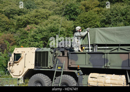 Staff Sgt Michael Eddy von Waynesburg, Penn, ein motor Transport Operator 579th vorwärts Unterstützungskompanie, 6. Bataillon, 37. Feldartillerie-Regiment, 210. Fires Brigade, 2. US-Infanteriedivision, sichert eine Munition-Pod auf die erweiterte Mobilität taktischer LKW 17. Oktober 2013, auf Camp Casey als Teil der Munition Combat Last-Abruf-Übung. Die Trainingsübung konzentrierten sich auf die Brigade Fähigkeit zu ziehen Munition aus Lagereinrichtungen und verteilen sie an die Einheiten im Falle von Notsituationen. Das abrufen, hochladen und den Transport von der Brigade ACL ist entscheidend für die s Stockfoto