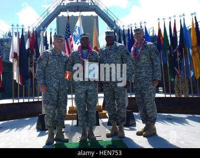 (von links nach rechts) Generalmajor Stephen Lyons, Kommandierender general für die 8. Theater Sustainment Command; 1st Sgt. Derick Graham, First Sergeant für das 25. Transportunternehmen; Command Sergeant Major Nathan Hunt, meldete Senior Berater der 8. TSC; und Command Sergeant Major Richard Woodring, Senior Berater der 8. Military Police Brigade, Pose für ein Foto nach Graham seine ehrenamtlichen Induktion in den SGT Audie Murphy Club während der vierteljährlichen SAMC von Hawaii Induktion Zeremonie, Okt. 16, an Bord des Schiffes von logistische Unterstützung 7, SSgt. Robert T. Kuroda erhalten. SAMC Hawaii führt Stockfoto