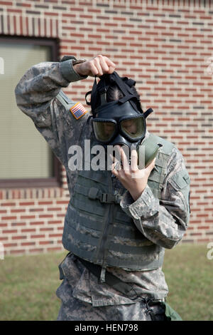 US Army Spc. Jenny Lui, 55. Signal Company (Combat Camera), zugewiesen dons ihre Schutzmaske in Fort Meade, Maryland, 17. Oktober 2013. Die Soldaten der 55th bereiteten sich für eine Übung auf einem biologischen Angriff zu reagieren.  (US Armee-Foto von Sgt. Kristina Truluck/freigegeben) Armee Krieger Ausbildung 131017-A-VB845-110 Stockfoto