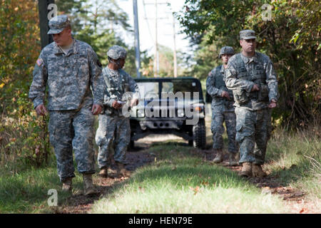 US-Armee Soldaten zugewiesen 55. Signal Company (Bekämpfung der Kamera) führen eine mock Patrouille in Fort Meade, Maryland, 17. Oktober 2013. Bei dieser Übung wurden die Soldaten beauftragt, mit dem Auffinden und neutralisieren improvisierte Sprengsätze.  (US Armee-Foto von Sgt. Kristina Truluck/freigegeben) Armee Krieger Ausbildung 131017-A-VB845-199 Stockfoto