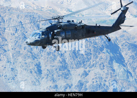 Ein UH - 60L Black Hawk-Hubschrauber von A Company, 2. Bataillon (Angriff), 10. Combat Aviation Brigade, Task Force Phoenix, überfliegt eine Personal-Bewegung-Mission der Provinz Nangarhar, Afghanistan, 17. Oktober 2013.  Der Black Hawk-Hubschrauber wird routinemäßig mit dem 10. Taxi verwendet, um logistische Unterstützung, Luftangriff und medizinische Evakuierung Mission in Bereichen, die nicht leicht zugänglich auf dem Landweg über östlichen und nördlichen Afghanistan durchzuführen.  (US-Armee Foto von Kapitän Peter Smedberg/freigegeben) 10. Combat Aviation Brigade in den Bergen des östlichen Afghanistan 131017-A-SM524-333 Stockfoto