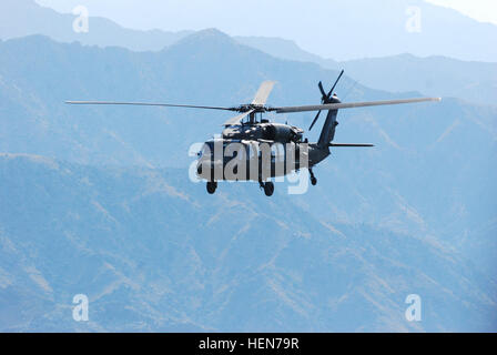 Ein UH - 60L Black Hawk-Hubschrauber von A Company, 2. Bataillon (Angriff), 10. Combat Aviation Brigade, Task Force Phoenix, überfliegt eine Personal-Bewegung-Mission der Provinz Kunar, Afghanistan, 17. Oktober 2013.  Der Black Hawk-Hubschrauber wird routinemäßig mit dem 10. Taxi verwendet, um logistische Unterstützung, Luftangriff und medizinische Evakuierung Mission in Bereichen, die nicht leicht zugänglich auf dem Landweg über östlichen und nördlichen Afghanistan durchzuführen.  (US-Armee Foto von Kapitän Peter Smedberg/freigegeben) 10. Combat Aviation Brigade, 10. CAB, Task Force Falcon, UH-60 Blackhawk Hubschrauber, AH-64 Apache Hubschrauber, OH - 58D Kiowa Warri Stockfoto