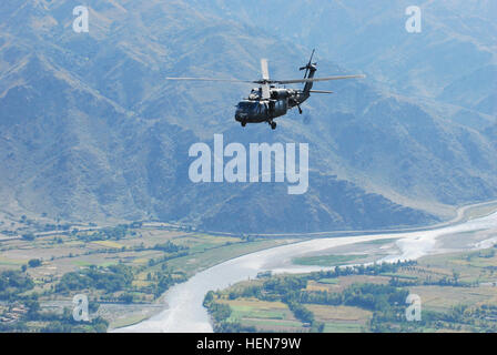 Ein UH - 60L Black Hawk-Hubschrauber von A Company, 2. Bataillon (Angriff), 10. Combat Aviation Brigade, Task Force Phoenix, überfliegt eine Personal-Bewegung-Mission der Provinz Kunar, Afghanistan, 17. Oktober 2013.  Der Black Hawk-Hubschrauber wird routinemäßig mit dem 10. Taxi verwendet, um logistische Unterstützung, Luftangriff und medizinische Evakuierung Mission in Bereichen, die nicht leicht zugänglich auf dem Landweg über östlichen und nördlichen Afghanistan durchzuführen.  (US-Armee Foto von Kapitän Peter Smedberg/freigegeben) 10. Combat Aviation Brigade, 10. CAB, Task Force Falcon, UH-60 Blackhawk Hubschrauber, AH-64 Apache Hubschrauber, OH - 58D Kiowa Warri Stockfoto