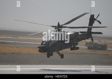 Ein AH-64 Apache Hubschrauber vom 2. Bataillon (Angriff), 10. Combat Aviation Brigade, pilotiert von Chief Warrant Officer 2 Amanda Kämme und Chief Warrant Officer 2 Mike Bertha, fährt vorwärts operative Basis Schaft um eine Mission für Sicherheit und Aufklärung über Provinzen Logar und Wardak, Afghanistan, 22. Oktober 2013 durchzuführen. (US-Armee Foto von Kapitän Peter Smedberg/freigegeben) 10. Combat Aviation Brigade Apache-Hubschrauber bieten Sicherheit in Ostafghanistan 131022-A-SM524-975 Stockfoto