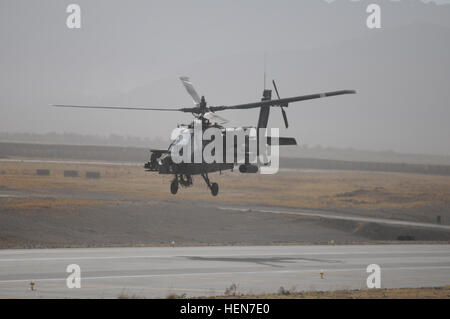 Ein AH-64 Apache Hubschrauber vom 2. Bataillon (Angriff), 10. Combat Aviation Brigade, pilotiert von Chief Warrant Officer 2 Amanda Kämme und Chief Warrant Officer 2 Mike Bertha, fährt vorwärts operative Basis Schaft um eine Mission für Sicherheit und Aufklärung über Provinzen Logar und Wardak, Afghanistan, 22. Oktober 2013 durchzuführen. (US-Armee Foto von Kapitän Peter Smedberg/freigegeben) 10. Combat Aviation Brigade Apache-Hubschrauber bieten Sicherheit in Ostafghanistan 131022-A-SM524-077 Stockfoto