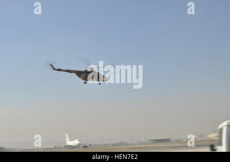 Ein Transporthubschrauber Mi-17 V5 mit einem All-afghanischen Luftwaffe Crew abhebt von der Kabul International Airport, 22. Oktober 2013. NATO Air Training Command-Afghanistan Mi-17 Sondermission Flieger Berater sind trat einen Schritt zurück, so dass die AAF, ihre eigenen Missionen durchzuführen, Festlegung der Bedingungen für Afghanistan, eine professionelle, unabhängige Luftwaffe zu haben, wie sie Kontrolle über Sicherheits-Operationen in Afghanistan zu übernehmen. Die NATC-A zusammen mit der 738th Air Expeditionary Advisory Group arbeiten jeden Tag mit AAF Hubschrauber Mechanik, Crew Chiefs und Piloten. Die beratende Mission ist ein joi Stockfoto