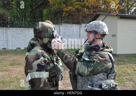 Kapitän Daniel Standridge, von Abbeville, S.C., der 210. Fires Brigade chemische, biologische, radiologische, nukleare Verhandlungsleiter, überprüft Schutzmaske für Major Lee Geun-Hyung, aus Killeen, Texas, der Kaplan Brigade während CBRN Ausbildung auf Camp Casey, Süd Korea, 24. Oktober 2013. 210. Fires Brigade widmet sich der Verbesserung des Gerätes Bereitschaft, "Fight Tonight" auf die koreanische Halbinsel von jeglicher Bedrohung zu verteidigen. (US Armee-Foto von CPL. Kim Han-Byeol, 210. Fires Brigade Öffentlichkeitsarbeit Spezialist/freigegeben). HHB, 210. Fires Brigade verstärkt CBRN Bereitschaft 131024-A-WG463-0 Stockfoto