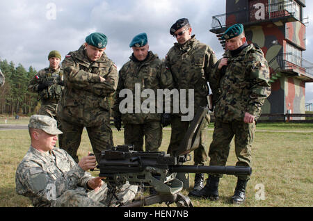 Sgt. Jeffrey M. Szelewicki, scout eine Kavallerie von Truppen A, 1. Staffel, 91. Kavallerie-Regiment (Airborne), 173. Infantry Brigade Combat Team (Airborne) lehrt einen Waffe Einarbeitung Kurs für Offiziere der polnischen Armee hier Okt. 29. Der US-Armee unterstützt standhaft Jazz 13 unter Beteiligung von 173d IBCT(A), einer der US-Army in Europa vorwärts-basierte Kampfbrigaden und 1. Heavy Brigade Combat Team, 1. Kavallerie-Division, der US-amerikanischen Boden zwingen Beitrag zur NATO Response Force 2014. Diese Kräfte vertreten gemeinsam, die Neubelebung der Beteiligung der USA an den NRF und Stockfoto