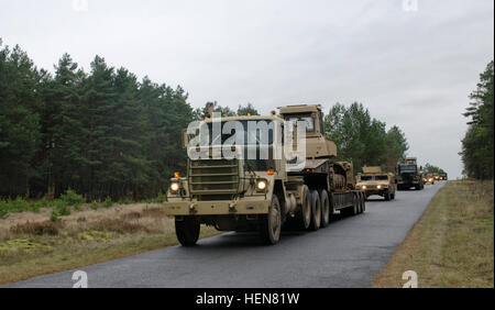 Horizontale Ingenieure von Firma A, 173. Brigade spezielle Truppen Bataillon, 173. Infantry Brigade Combat Team (Airborne) Konvoi um kämpfende Positionen für litauische Armee Partner während der Übung Steadfast Jazz hier November 4 aufzubauen. Der US-Armee unterstützt standhaft Jazz 13 unter Beteiligung von 173d IBCT(A), einer der US-Army in Europa vorwärts-basierte Kampfbrigaden und 1. Heavy Brigade Combat Team, 1. Kavallerie-Division, der US-amerikanischen Boden zwingen Beitrag zur NATO Response Force 2014. Zusammen repräsentieren diese Kräfte die Neubelebung der US-Beteiligung an Stockfoto