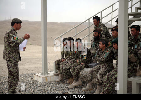 Ein hochrangiger Offizier mit der afghanischen Nationalarmee Slips seine Soldaten vor Beginn eines Trainings im Bereich Abbruch auf Forward Operating Base Gamberi, Provinz Laghman, 5. November 2013. Der Abriss ist der ANA-Website für eine Explosive Gefahr Reduktionspfad. (US Army Foto von Spc. Ryan D. Grün/freigegeben) Afghanische Soldaten führen auch Schulungen bei den Sprengstoff Hazard Reduktion Kurs 131105-A-YW808-004 Stockfoto