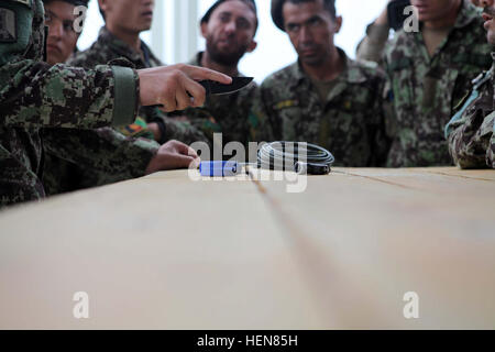 Soldaten der afghanischen Nationalarmee üben das Schneiden von Zeitsicherungen während des Kampfes zur Reduzierung der Explosivgefahr auf dem Abbruchbereich auf der Forward Operating Base Gamberi, Provinz Laghman, November 2013. Stockfoto