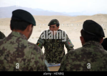 Ein hochrangiger Offizier mit der afghanischen Nationalarmee 201. Corps Slips seine Soldaten vor Beginn eines Trainings im Bereich Abbruch auf Forward Operating Base Gamberi, Provinz Laghman, 5. November 2013. Der Abriss ist der ANA-Website für eine Explosive Gefahr Reduktionspfad. (US Army Foto von Spc. Ryan D. Grün/freigegeben) Afghanische Soldaten führen auch Schulungen bei den Sprengstoff Hazard Reduktion Kurs 131105-A-YW808-036 Stockfoto