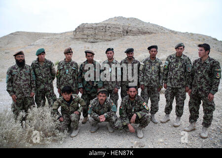 Soldaten der afghanischen Armee (ANA) mit dem 201. Corps posieren für ein Foto nach Abschluss einer Übung auf der Abriss Range Forward Operating Base Gamberi, Provinz Laghman, 5. November 2013. Der Abriss-Bereich ist die Website für eine Explosive Gefahr Reduktionspfad für Soldaten mit der ANA. (US Army Foto von Spc. Ryan D. Grün/freigegeben) ANA Sprengstoff Gefahr Reduktionspfad 131105-A-YW808-168 Stockfoto