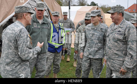 Major General Paul Benenati (links), Kommandierender general der 7. zivile Unterstützung Befehl, spricht mit Generalleutnant Craig Franklin, Kommandant, 3. Luftwaffe und 17. Expeditionary Air Force; Generalleutnant Jeffrey Talley, Kommandierender general der US Army Reserve Command; und General Philip Breedlove, Commander, US European Command und Supreme Allied Commander Europe, während einer Demonstration der Befehle Ausland Konsequenz-Management-Funktionen in Kaiserslautern, Deutschland.  Armee-Reserve-Soldaten mit der 7. CSC sind in der Lage die Unterstützung anfordernden Host Nation, auf Anfrage von th Stockfoto