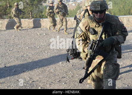 Trooper mit Truppe A, 4. Geschwader, 9. Kavallerie-Regiment, Jog zu einem wartenden UH-60 Black Hawk Hubschrauber während des Trainings für den Schutz der US-Konsulat in Herat, Afghanistan, 6. November 2013. (US Armee-Foto von Captain Andrew Cochran/freigegeben) A-4-9 Kavallerie bereit, 131106-A-VT601-002 zu laden Stockfoto