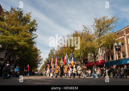 Koloniale Reenactors März Hay Street in Fayetteville Veterans Day Parade, 9. November 2013. Die Parade vorgestellten Soldaten aus dem Hauptquartier der US Army Reserve Command, der 82. US-Luftlandedivision, High School Junior ROTC Highschool marching Bands und Veteranen aus vergangenen Kriegen. (US Armee-Foto von Timothy L. Hale/freigegeben) USARC unterstützt Fayetteville Veterans Day Veranstaltungen 131109-A-XN107-290 Stockfoto