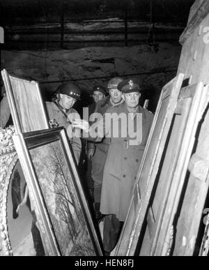 General Dwight D. Eisenhower, Oberster Alliierter Befehlshaber, begleitet von General Omar N. Bradley und Generalleutnant George S. Patton, Jr., inspiziert Kunstschätze gestohlen von deutschen und Hildden im Salzbergwerk in Deutschland.  12. April 1945.  Lt. Moore.  (Armee) NARA-Datei #: 111-SC-204516 & Konflikt Krieg Buch #: 1099 Eisenhower, Patton und Bradley inspizieren Raubkunst HD-SN-99-02758 Stockfoto