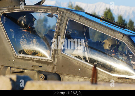 AH-64 Apache-Hubschrauberpiloten der Tigershark-Truppe der 10th Combat Aviation Brigade bereiten sich auf eine Mission auf der Forward Operating Base Fenty in Afghanistan vor. Stockfoto