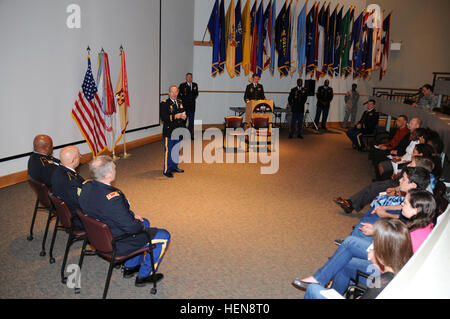 Lieutenant Colonel Foster Hudson aus der Stabskompanie, Hauptsitz, 143. Expeditionary Sustainment Command, Sgt. 1. Klasse Joslyn Feurtado, aus dem gemeinsamen Kommunikation Trägerelement in MacDill Air Force Base und Sgt. 1. Klasse Joseph Edmond, aus dem 332. Transport-Unternehmen-Bataillon, 143. ESC wurden in einer Abschiedsfeier in der David R. Wilson Armed Forces Reserve Center, 17 November geehrt. Colonel Christopher Myer, Kommandant der 143. ESC Reserve Mission Heeresleitung, leitete die Zeremonie, die Anerkennungen, Auszeichnungen und US-Flagge Präsentationen enthalten. 3 ausscheidende Soldaten Stockfoto