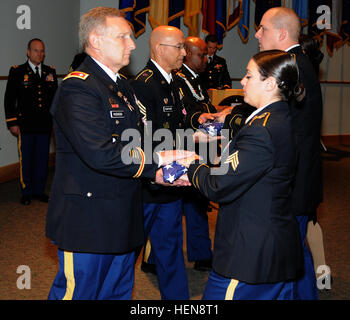 (Links nach rechts) Lieutenant Colonel Foster Hudson aus der Stabskompanie, Hauptsitz, 143d Expeditionary Sustainment Command, Sgt. 1. Klasse Joslyn Feurtado, aus dem gemeinsamen Kommunikation Trägerelement in MacDill Air Force Base und Sgt. 1. Klasse Joseph Edmond, aus dem 332. Transport-Unternehmen-Bataillon, 143d ESC erhalten die US-Flagge aus der 143d ESC-Ehrengarde während einer Abschiedsfeier am David R. Wilson Armed Forces Reserve Center , November 17. Die Soldaten wurden geehrt und anerkannt für ihren Dienst an der United States Army. 3 Soldaten geehrt durch die 143. ES in den Ruhestand Stockfoto