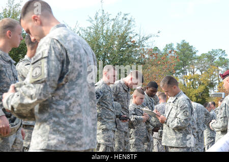 Die 16. Military Police Brigade, Fort Bragg, N.C. führt die zweiten jährliche Konserven Laufwerk Sprung 2. Harvest Food Bank, Fayetteville, NC, 18. November 2013 hier profitieren. Die deutsche Luft Betrieb ermöglicht US-Soldaten, German Wings zu verdienen. Deutsch Sgt. Major Ronny Hahnlein Coburg, Bayern, Deutschland, als deutsche Liason XVIII Airborne Corps hier. Hahnlein dient auch als Heli für den ausländischen Flügel Sprung für US-Soldaten. Das war für viele Soldaten Sprungzahl sechs bis acht, mit den ersten fünf Sprüngen an der U.S. Army Airborne School, Fort Benning, Georgia Soldaten Line-up ich Stockfoto