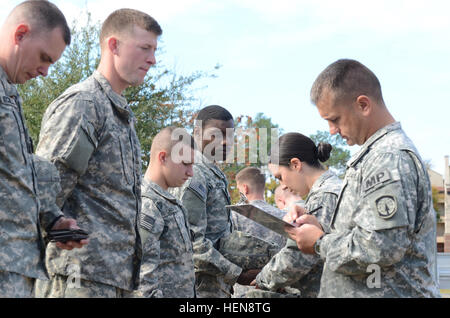 Die 16. Military Police Brigade, Fort Bragg, N.C., leitet den zweiten jährlichen Konserven Laufwerk Sprung in die 2. Harvest Food Bank, Fayetteville, NC, 18. November 2013, hier profitieren. Die deutsche Luft Betrieb ermöglicht US-Soldaten, German Wings zu verdienen. Deutsch Sgt. Major Ronny Hahnlein Coburg, Bayern, Deutschland, als deutsche Liason XVIII Airborne Corps hier. Hahnlein dient auch als Heli für den ausländischen Flügel Sprung für US-Soldaten. Für viele Soldaten war dies Sprungzahl sechs bis acht, mit den ersten fünf Sprüngen wird an der US-Army Airborne School, Line-up Fort Benning, Georgia Soldaten Stockfoto