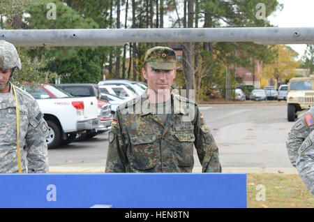 Deutsche Luft Heli Sgt. Major Ronny Hahnlein Coburg, Bayern, Deutschland, dient als deutsche Liason zu XVIII Airborne Corps in Fort Bragg, N.C. und probt Sprung Verfahren mit US Fallschirmjäger, 18 November, 16. Military Police Brigade zugewiesen. 16. MP-BDE, Fort Bragg, N.C., leitet den zweiten jährlichen Konserven Laufwerk Sprung in die 2. Harvest Food Bank, Fayetteville, NC, 18. November 2013, hier profitieren. Die deutsche Luft Betrieb ermöglicht US-Soldaten, deutsche Sprung Flügel zu verdienen. Hahnlein dient als Heli für den ausländischen Flügel Sprung für US-Soldaten. Das war für viele Soldaten Sprung Stockfoto