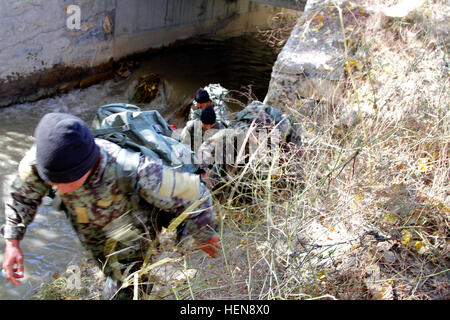 Afghan National Army Commando Rekruten verhandeln ein Wasserhindernis bei der Commando-Auswahl und Bewertung Kurs am 19. November 2013, Camp Commando in der Nähe von Kabul, Afghanistan. (Foto: U.S. Army Master Sgt. Michael J. Carden) Afghanische Commando training 131119-A-FS865-103 Stockfoto