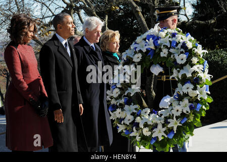 Präsident Barack Obama und First Lady Michelle Obama, ehemaliger Präsident Bill Clinton, hatte ehemalige US-Außenministerin Hillary Clinton einen Kranz an der Grabstätte von Kennedy, 35. Präsident der USA, Arlington National Cemetery in Arlington, VA., 20. November 2013. Die Streitkräfte volle Ehre Kranzniederlegung nahe der ewigen Flamme markiert den 50. Jahrestag der Ermordung Kennedys. (US Armee-Foto von Gregory L. Jones) 50. Jahrestag der Kennedy-Ermordung 131120-A-HH310-038 Stockfoto