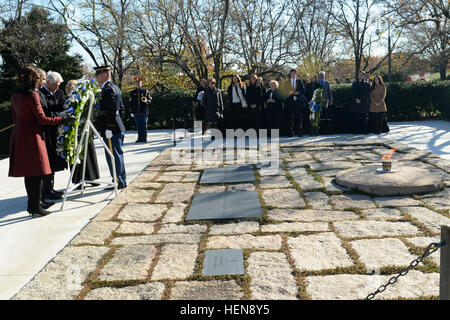 Präsident Barack Obama und First Lady Michelle Obama, ehemaliger Präsident Bill Clinton, hatte ehemalige US-Außenministerin Hillary Clinton einen Kranz an der Grabstätte von Kennedy, 35. Präsident der USA, Arlington National Cemetery in Arlington, VA., 20. November 2013. Die Streitkräfte volle Ehre Kranzniederlegung nahe der ewigen Flamme markiert den 50. Jahrestag der Ermordung Kennedys. (US Armee-Foto von Gregory L. Jones) 50. Jahrestag der Kennedy-Ermordung 131120-A-HH310-042 Stockfoto