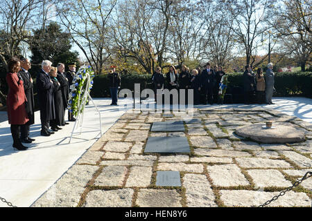 Präsident Barack Obama und First Lady Michelle Obama, ehemaliger Präsident Bill Clinton, hatte ehemalige US-Außenministerin Hillary Clinton einen Kranz an der Grabstätte von Kennedy, 35. Präsident der USA, Arlington National Cemetery in Arlington, VA., 20. November 2013. Die Streitkräfte volle Ehre Kranzniederlegung nahe der ewigen Flamme markiert den 50. Jahrestag der Ermordung Kennedys. (US Armee-Foto von Gregory L. Jones) 50. Jahrestag der Kennedy-Ermordung 131120-A-HH310-045 Stockfoto