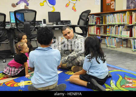 Armee 2nd Lt. Monserrate Vergara aus der 1. Mission Support Command, US Army Reserve Puerto Rico, liest ein Thanksgiving-Buch für mehrere lokale Kinder, während Teilnahme an einer Geschichte Zeitereignis das Fort Buchanan Bibliothek, 20 November statt. US Armee-Reserve-Soldaten liest für Kinder 131120-A-CC868-279 Stockfoto