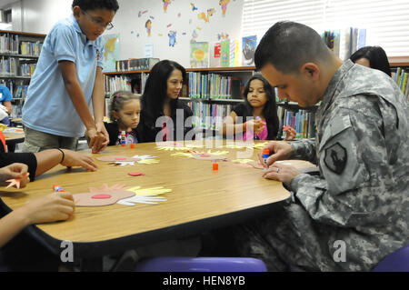 Armee 2nd Lt. Monserrate Vergara aus der 1. Mission Support Command, US Army Reserve Puerto Rico, liest ein Thanksgiving-Buch für mehrere lokale Kinder, während Teilnahme an einer Geschichte Zeitereignis das Fort Buchanan Bibliothek, 20 November statt. US Armee-Reserve-Soldaten liest für Kinder 131120-A-CC868-487 Stockfoto