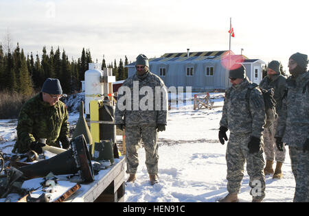 Royal Canadian Air Force Master Warrant Officer Garry Elson erklärt die verschiedenen Arten von explosiven Verordnung, die im strengen Operationen Training Complex, US-Soldaten während einer Website Aufklärung am 21. November 2013 zu finden.  Die AOTC ist ein Ferntraining Bereich etwa 115 Kilometer von Canadian Forces Base Goose Bay, Happy Valley-Goose Bay, Neufundland, Kanada. (Foto: U.S. Army Spc. True Thao) Armee-Reserve-Soldaten bekommen Enttarnung im Norden 131121-A-BW446-018 Stockfoto