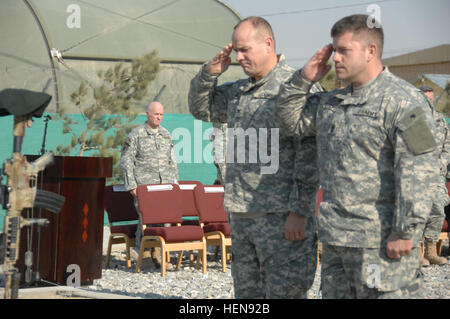 US Army Colonel Chris Haas, Commander, kombiniert Joint Special Operations Taskforce – Afghanistan und Commander, 3. Special Forces Group (Airborne); und Command Sergeant Major Terry Peters bezahlen ihre letzte Ehre bei einer Gedenkfeier, das Leben der US Army Staff Sgt Robert Miller am Camp Vance, Bagram Airfield, Afghanistan, Jan. 28 zu Ehren.  Miller wurde von Aufständischen Taliban Jan. 25, getötet, während seine Teamkollegen Operational Detachment Alpha während der Kampfhandlungen in der Nähe des Dorfes Barikowt, Nari District, Konar Provinz, Afghanistan zu schützen. Kombiniert Joint Special Operations Taskforce - Af Stockfoto