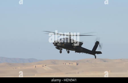 Ein AH-64 Apache Helikopter der 1. Luftkavallerie Brigade, 1. Kavallerie-Division, nähert sich der Forward Operating Base Fenty in der Provinz Logar, Afghanistan an und führt Flugoperationen zur Unterstützung der Mission durch. Stockfoto