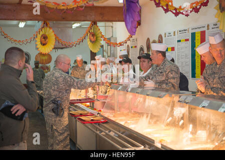 Supreme Allied Commander Europe gen Philip M. Breedlove dient multinationale Battle Group-Ost Soldat während Thanksgiving-Dinner im Camp Bondsteel 28 November. US-Botschafter in Kosovo Tracey Ann Jacobsen und militärischen Führungskräfte trat Breedlove hinter der Linie dienen. Breedlove sagte, es ist wichtig, Soldaten zu zeigen, Sie verstehen, die Opfer, die sie machen, Weg von ihren Familien in den Ferien. (Foto: U.S. Army Sgt Samantha Parks, 4. Public Affairs-Abteilung) SACEUR, Botschafter Besuch MNBG-E Truppen auf Thanksgiving 131128-A-XD724-937 Stockfoto