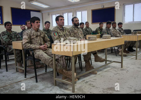 Afghan National Army Soldaten mit dem 203. Corps Diplom-von der Explosive Gefahr Verringerung Kurs (EMRK), Forward Operating Base Thunder, Patikya Provinz, Afghanistan, 8. Dezember 2013. Die EHRC Kurs lernen Soldaten nicht explodierte und explodierten Kampfmitteln besser umgehen. (Foto: U.S. Army CPL Amber Stephens/freigegeben) Explosive Gefahr Reduktionspfad 131208-A-YX345-021 Stockfoto