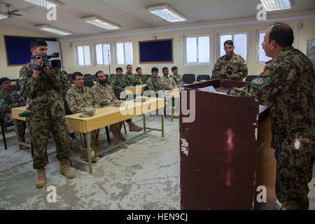 Afghan National Army Soldaten mit dem 203. Corps Diplom-von der Explosive Gefahr Verringerung Kurs (EMRK), Forward Operating Base Thunder, Patikya Provinz, Afghanistan, 8. Dezember 2013. Die EHRC Kurs lernen Soldaten nicht explodierte und explodierten Kampfmitteln besser umgehen. (Foto: U.S. Army CPL Amber Stephens/freigegeben) Explosive Gefahr Reduktionspfad 131208-A-YX345-023 Stockfoto