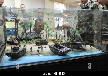 Command Sergeant Major James Norman i. Korps Senior verpflichtete, Führer und Command Sergeant Major Steven Payton, US Armee-Japan Senior meldete Führer, eine miniaturisierte Szene aus einer Schlacht während des Russo-Japanischen Krieges im Shiryoukam Museum in Camp Higashi-Chitose, Japan, Dez. 9, auf einer Studienreise in Betrieb Yama Sakura 65 zu beobachten. (Foto: U.S. Army Spc. Chalon Hutson, 301. Public Affairs-Abteilung) Verbündeten tour Camp Higashi-Chitose 131209-A-TE537-435 Stockfoto