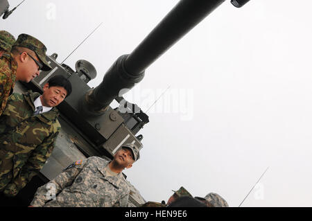 Command Sergeant Major James Norman, i. Korps senior Führer angeworben, beobachtet einen japanische Typ 90 Panzer am Camp Higashi-Chitose, Japan, Dez. 9, auf einer Studienreise in Betrieb Yama Sakura 65. (Foto: US-Armee durch Spc. Chalon Hutson, 301. Public Affairs-Abteilung) Verbündeten tour Camp Higashi-Chitose 131209-A-TE537-437 Stockfoto